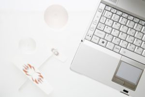 パソコンと紙飛行機